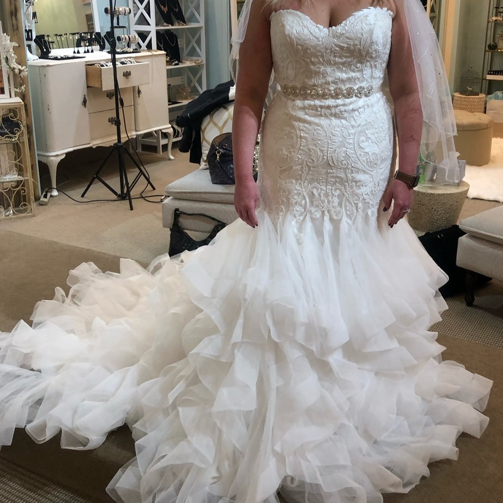 BRAND NEW wedding gown